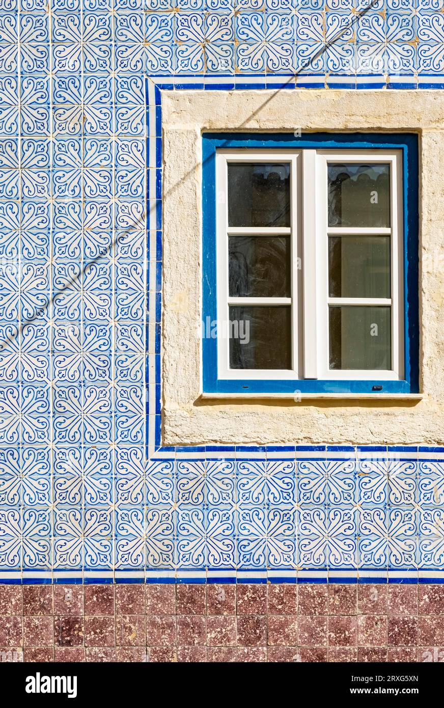 Traditionelle Azulejo Wandfliesen und Fenster, Lissabon, Portugal Stockfoto