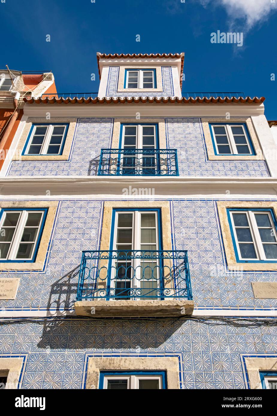 Fenster und Fassade aus traditionellen Azulejo-Wandfliesen, Lissabon, Portugal Stockfoto