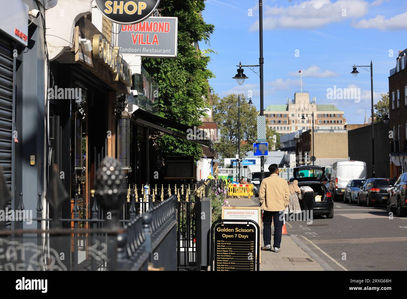 Die einst pulsierende Drummond Street, Heimat asiatischer Curryhäuser und Geschäfte, leidet wirklich unter der Unsicherheit über die Verbindung von HS2 zum Bahnhof Euston in Camden, London, Großbritannien Stockfoto