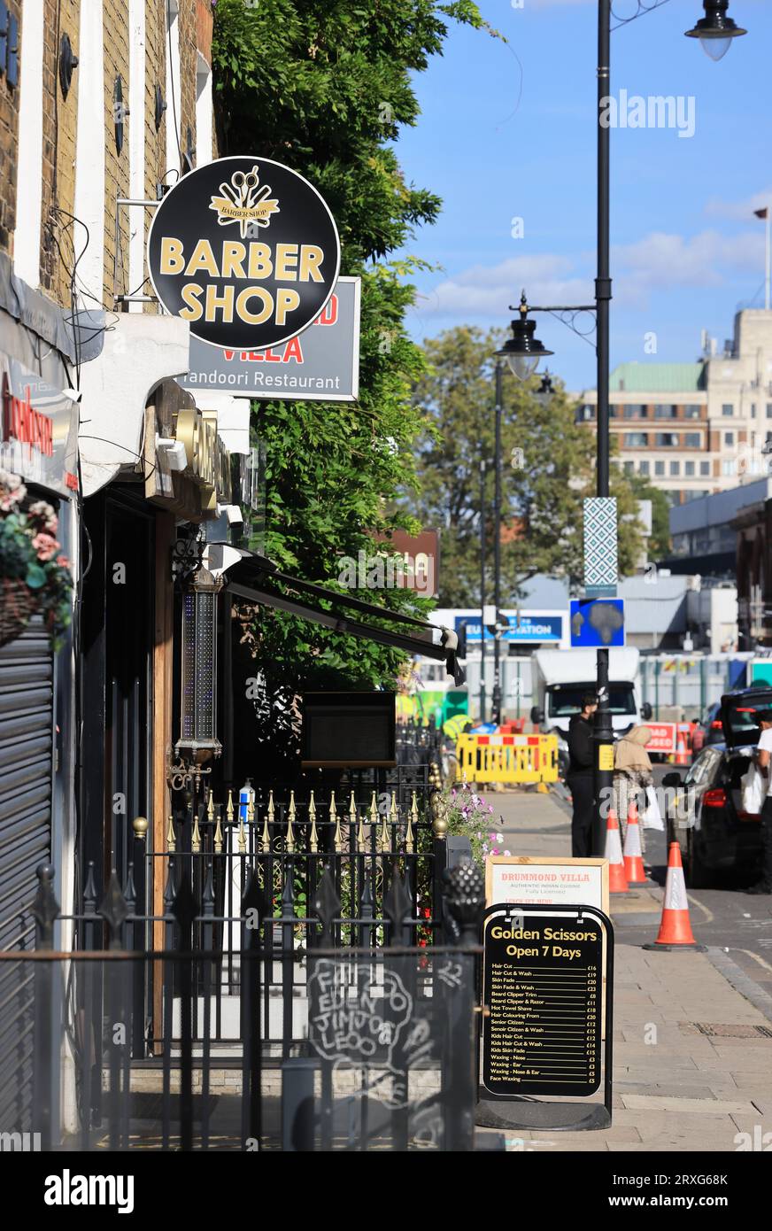 Die einst pulsierende Drummond Street, Heimat asiatischer Curryhäuser und Geschäfte, leidet wirklich unter der Unsicherheit über die Verbindung von HS2 zum Bahnhof Euston in Camden, London, Großbritannien Stockfoto