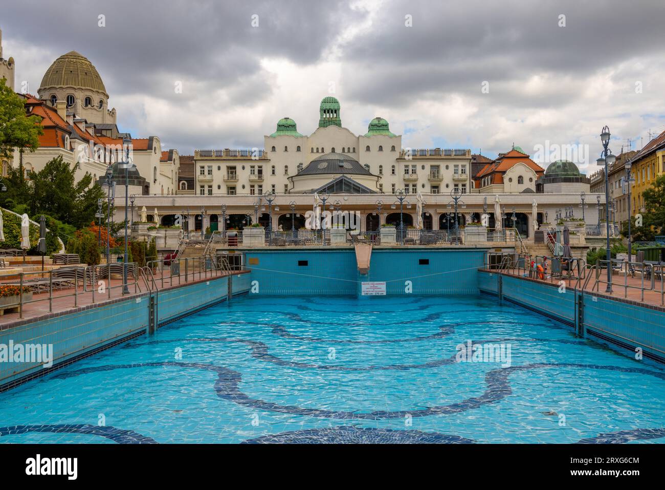 Der Außenpool im Thermalbad Gellert. Budapest, Ungarn 27-9-2022 Stockfoto