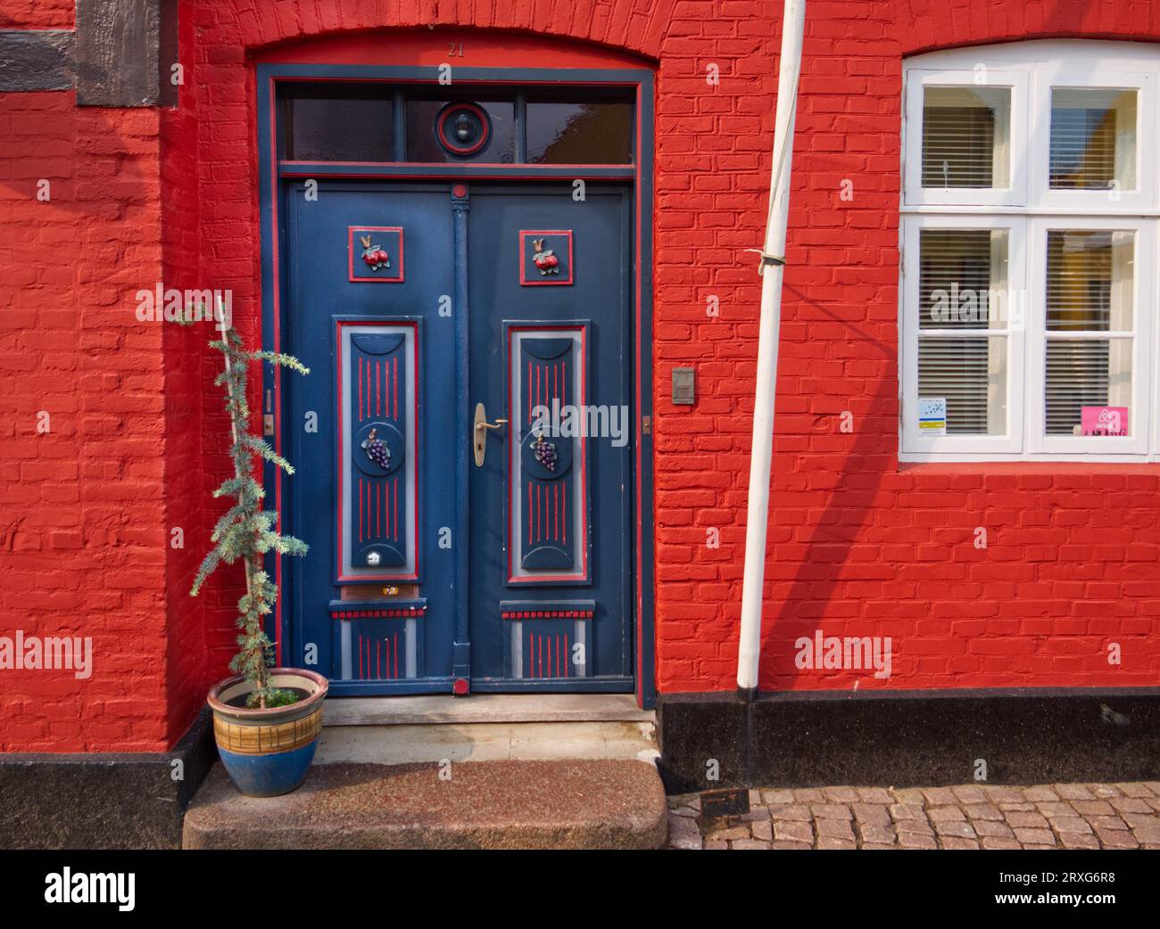 Alte blaue Eingangstür in Ribe, Dänemark Stockfoto