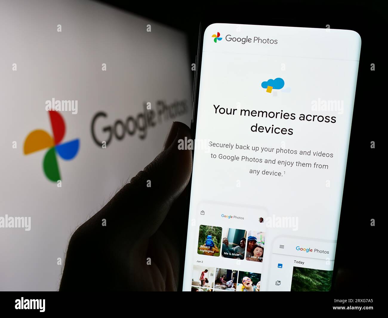 Person, die ein Smartphone mit einer Webseite der Bildspeicherplattform hält Google Photos auf dem Bildschirm vor dem Logo. Konzentrieren Sie sich auf die Mitte der Telefonanzeige. Stockfoto Person, die ein Smartphone mit einer Webseite der Bildspeicherplattform hält Google Photos auf dem Bildschirm vor dem Logo. Konzentrieren Sie sich auf die Mitte der Telefonanzeige. Stockfoto