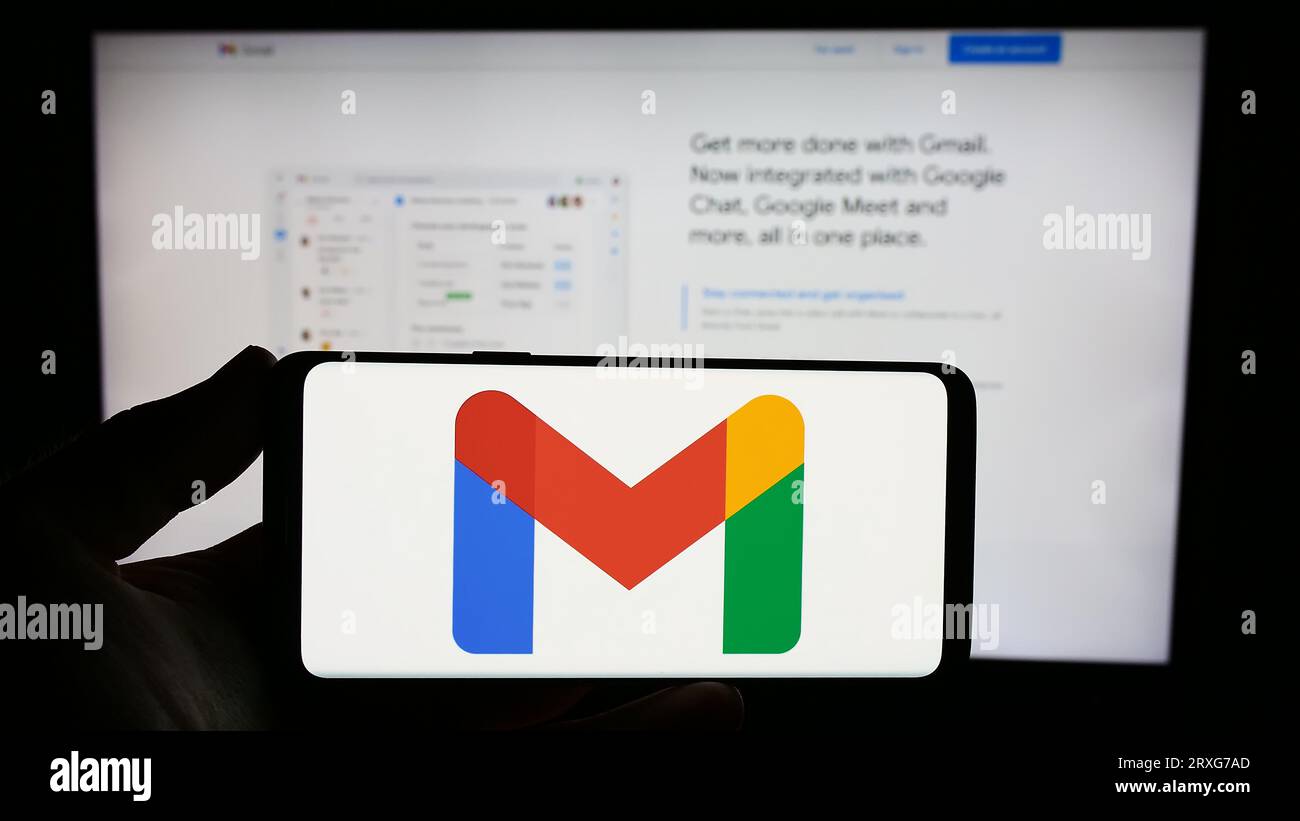 Person, die ein Smartphone mit dem Logo des E-Mail-Dienstes Google Gmail auf dem Bildschirm vor der Website hält. Konzentrieren Sie sich auf das Display des Telefons. Stockfoto Person, die ein Smartphone mit dem Logo des E-Mail-Dienstes Google Gmail auf dem Bildschirm vor der Website hält. Konzentrieren Sie sich auf das Display des Telefons. Stockfoto