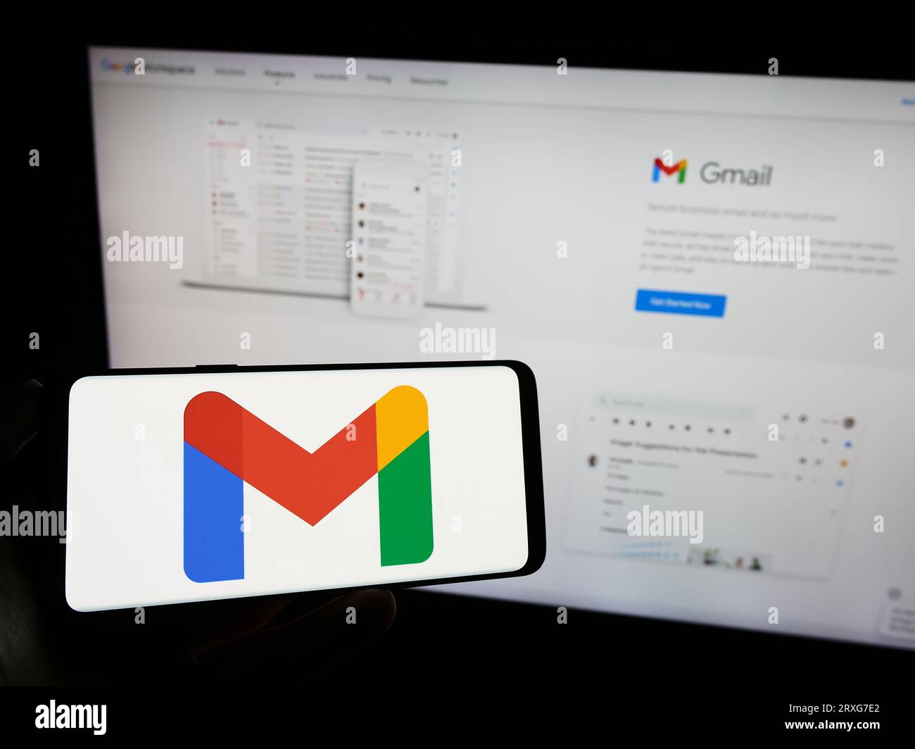 Person, die ein Mobiltelefon mit dem Logo des E-Mail-Dienstes Google Gmail auf dem Bildschirm vor der Firmenwebseite hält. Konzentrieren Sie sich auf das Display des Telefons. Stockfoto Person, die ein Mobiltelefon mit dem Logo des E-Mail-Dienstes Google Gmail auf dem Bildschirm vor der Firmenwebseite hält. Konzentrieren Sie sich auf das Display des Telefons. Stockfoto