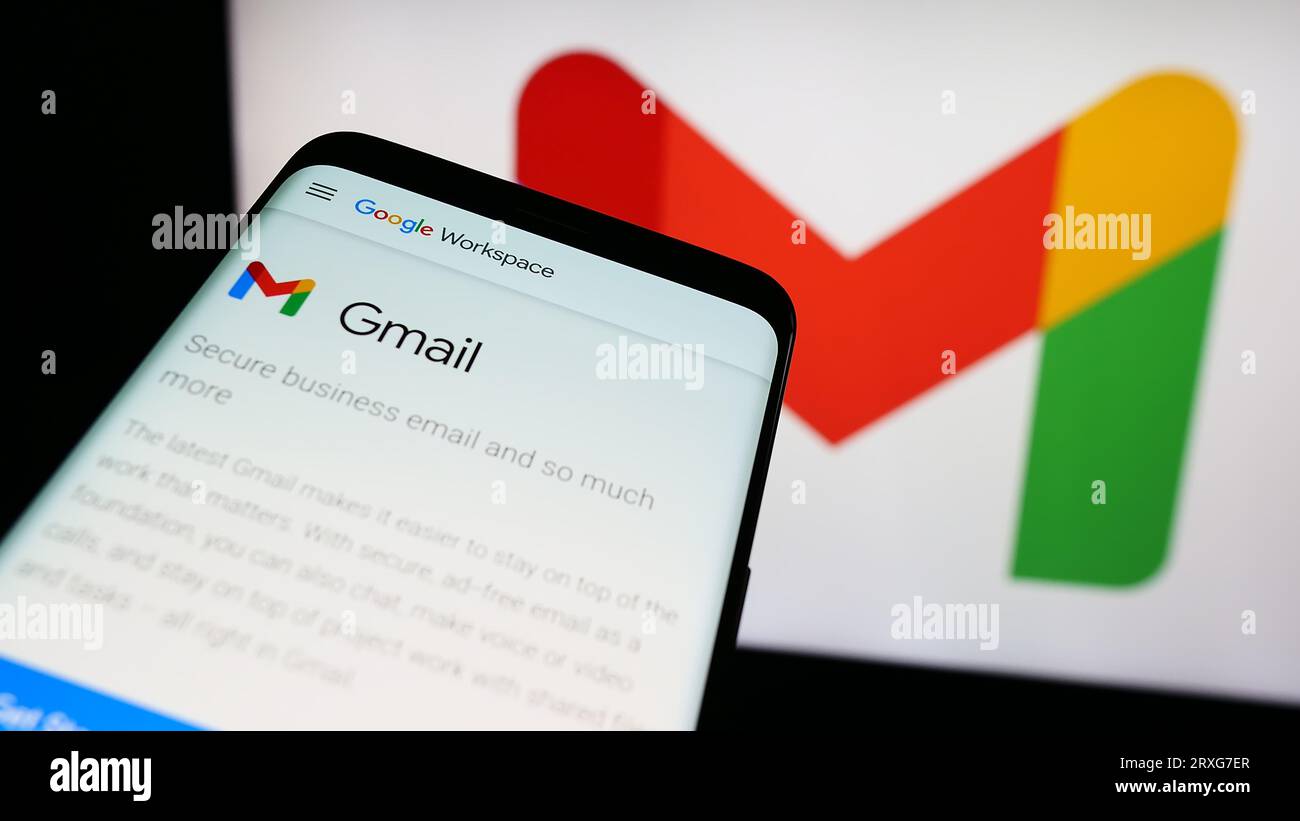 Mobiltelefon mit Website des E-Mail-Dienstes Google Gmail auf dem Bildschirm vor dem Firmenlogo. Konzentrieren Sie sich auf die obere linke Ecke des Telefondisplays. Stockfoto Mobiltelefon mit Website des E-Mail-Dienstes Google Gmail auf dem Bildschirm vor dem Firmenlogo. Konzentrieren Sie sich auf die obere linke Ecke des Telefondisplays. Stockfoto