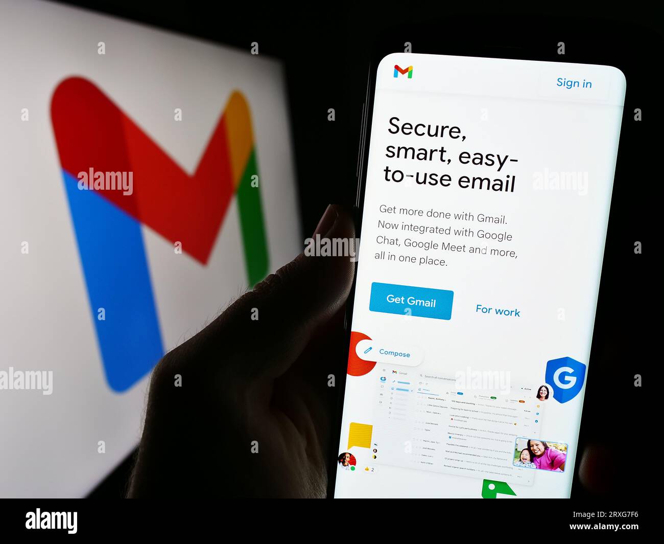 Person, die ein Mobiltelefon mit der Webseite des E-Mail-Dienstes Google Gmail auf dem Bildschirm vor dem Logo hält. Konzentrieren Sie sich auf die Mitte der Telefonanzeige. Stockfoto