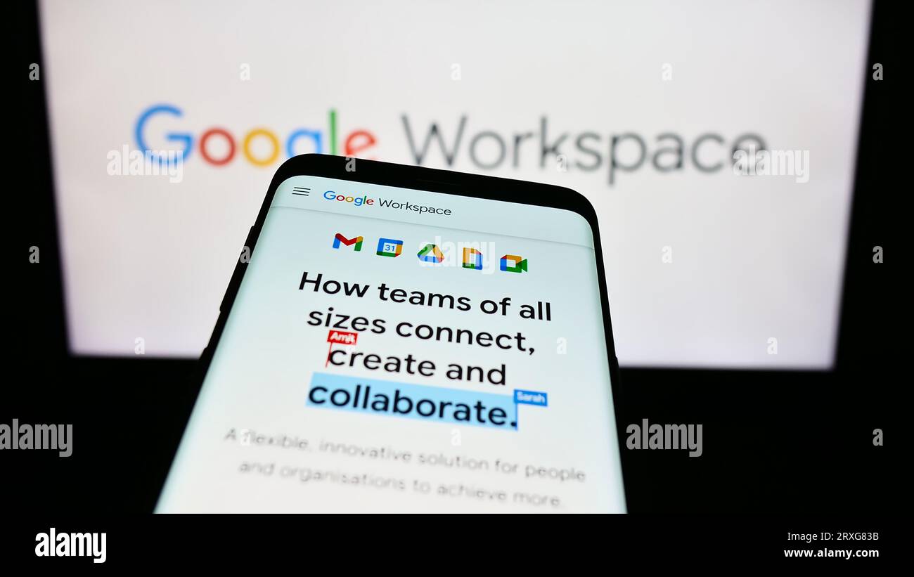 Mobiltelefon mit Website der Business-App-Software Google Workspace auf dem Bildschirm vor dem Firmenlogo. Konzentrieren Sie sich auf die obere linke Ecke des Telefondisplays. Stockfoto