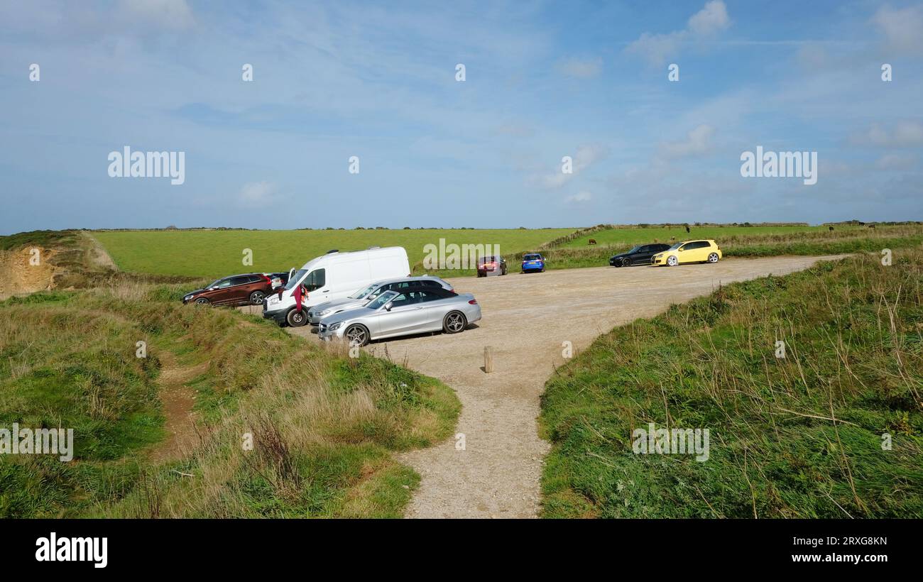 Parkplatz auf dem Land an der nördlichen Küste Cornwalls in Bassets Cove, Großbritannien - John Gollop Stockfoto