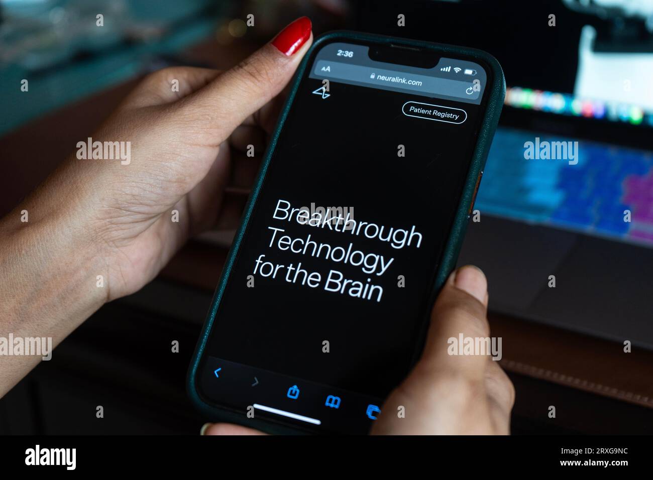 In dieser Bildabbildung besucht eine Person am 23. September 2023 auf einem Smartphone die Neuralink-Website in Guwahati, Indien. Neuralink ist ein Stockfoto