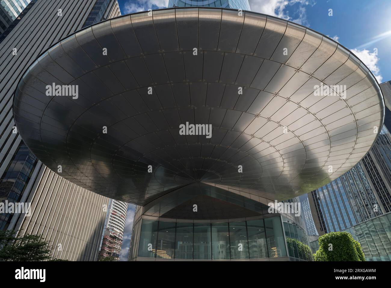 Moderne Dachkonstruktion am Eingang eines Bürogebäudes, Hochhausviertel La Defence, Paris, Frankreich Stockfoto