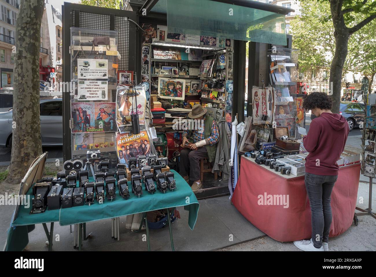 Verkauf alter Kameras und Fotos an einem Straßenstand in Paris, Frankreich Stockfoto