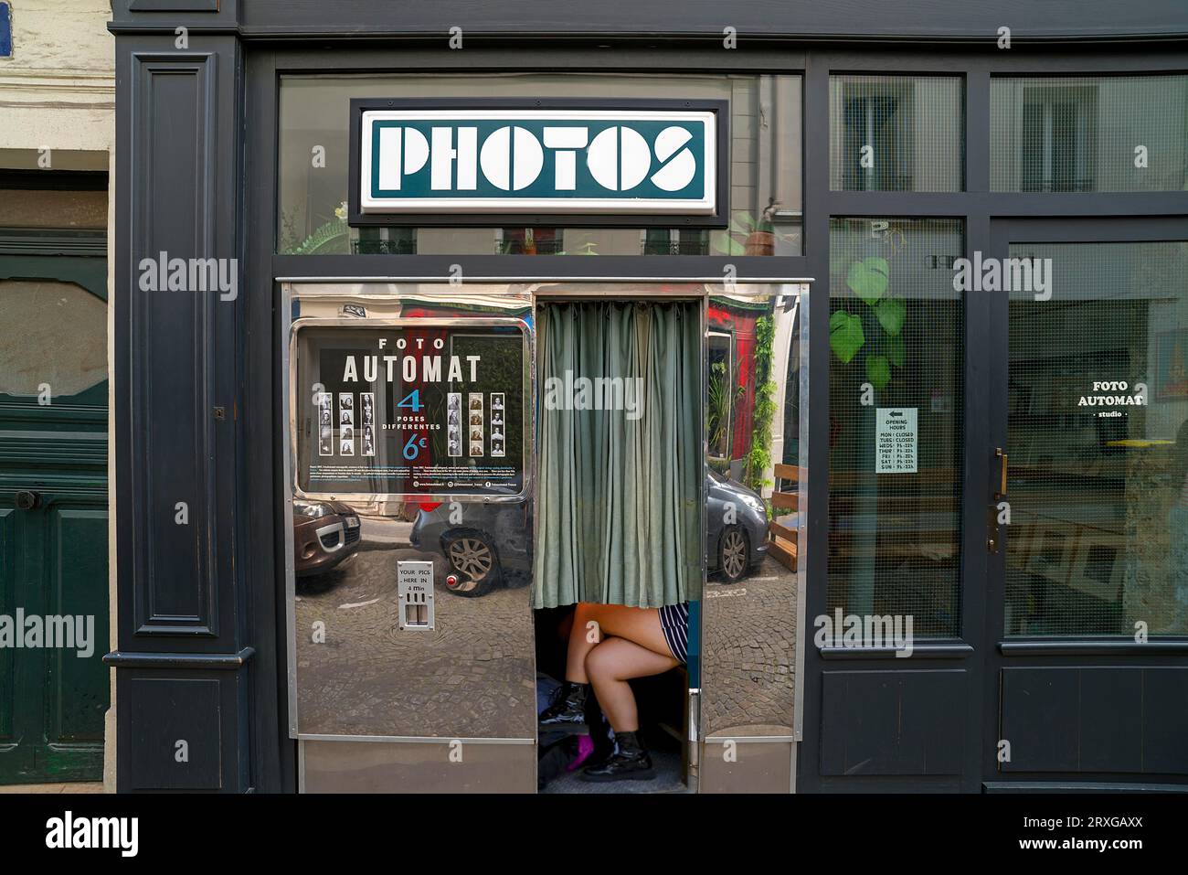 Fotostand an der Fassade eines Fotoshops in Paris, Frankreich Stockfoto