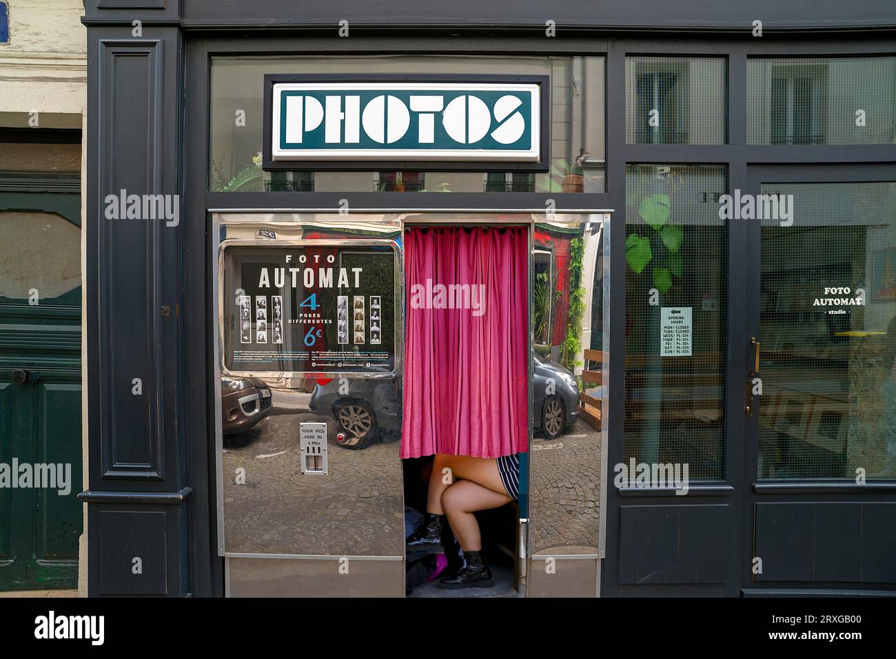 Fotostand an der Fassade eines Fotoshops in Paris, Frankreich Stockfoto