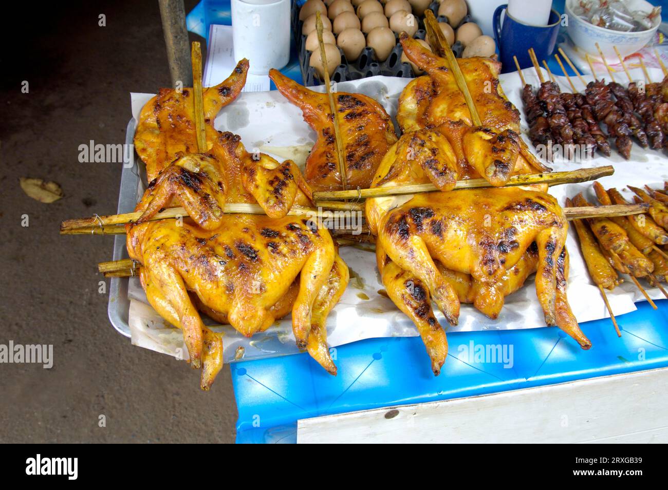 Huhn im Lebensmittelstand, Thailand, Huhn im Kochladen, Snackbar Stockfoto