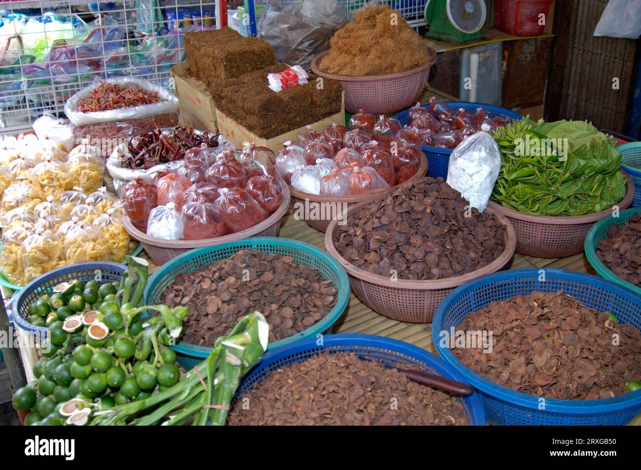 Tabak und Gewürze auf dem Markt, Pat Chong Markt, Thailand, Tabak und Gewürze auf dem Markt, Pat Chong Markt, Thailand Stockfoto