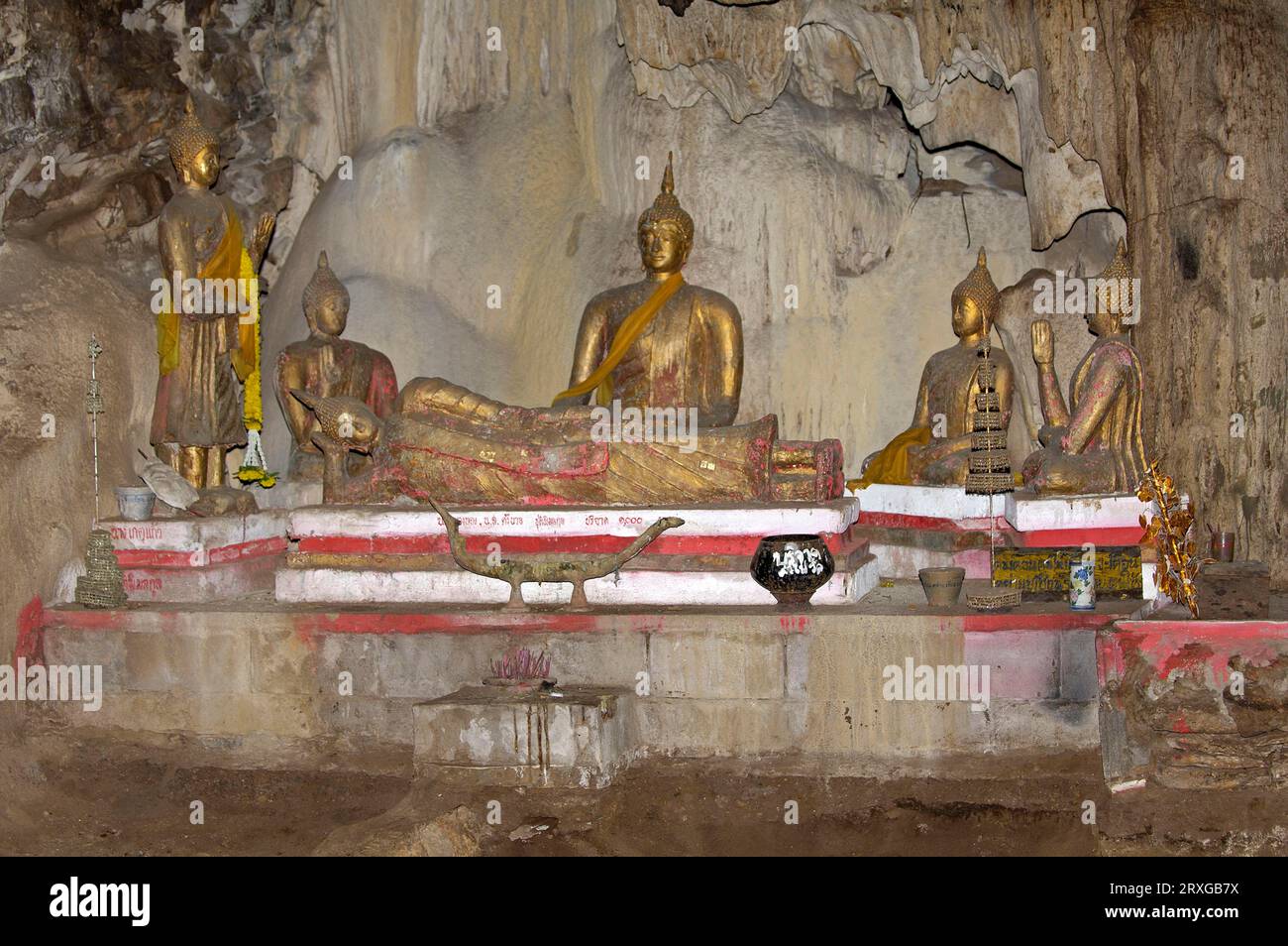 Altar in einer Höhle mit Buddha-Statuen, Thailand Stockfoto
