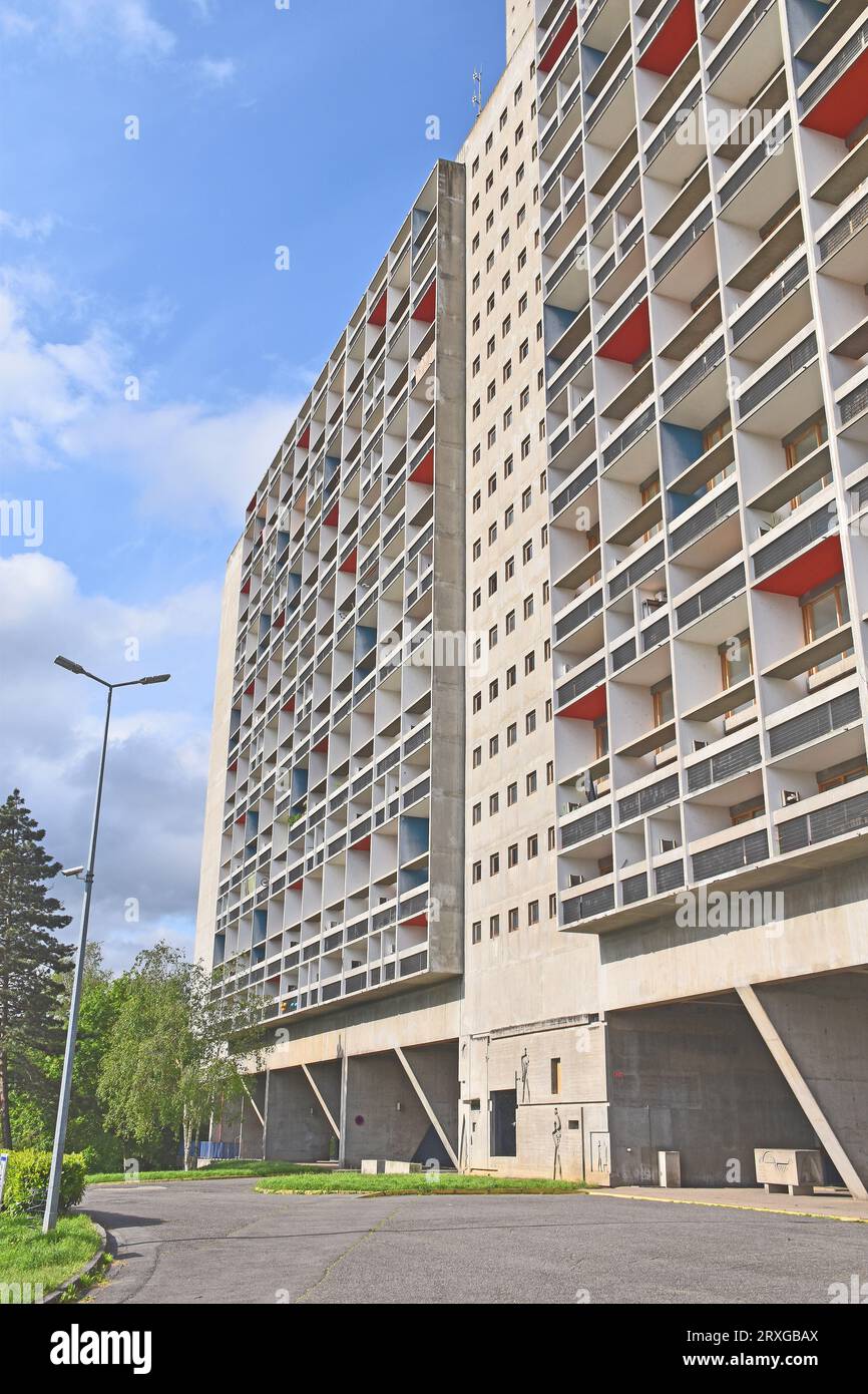 Die letzte und größte der fünf Unités d’habitation von Le Corbusier, auf einem Hügel oberhalb der Stadt Firminy in Ostfrankreich, wurde 1965-7 erbaut Stockfoto