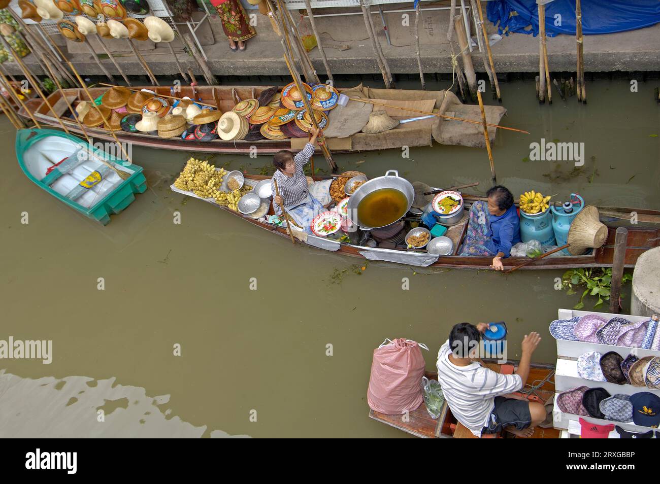 Menschen in Booten auf schwimmenden Markt, in der Nähe von Kanchanaburi, Thailand, Menschen in Booten auf schwimmenden Markt, in der Nähe von Kanchanaburi, Kochboot Stockfoto
