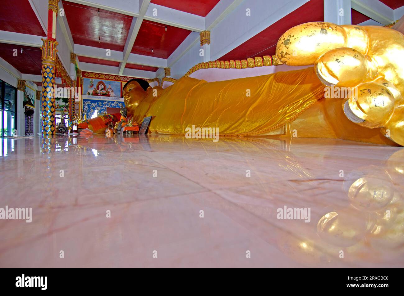 Buddha-Statue, 10 Meter lang, Wat Siray Tempel, Ko Siray, Thailand Stockfoto