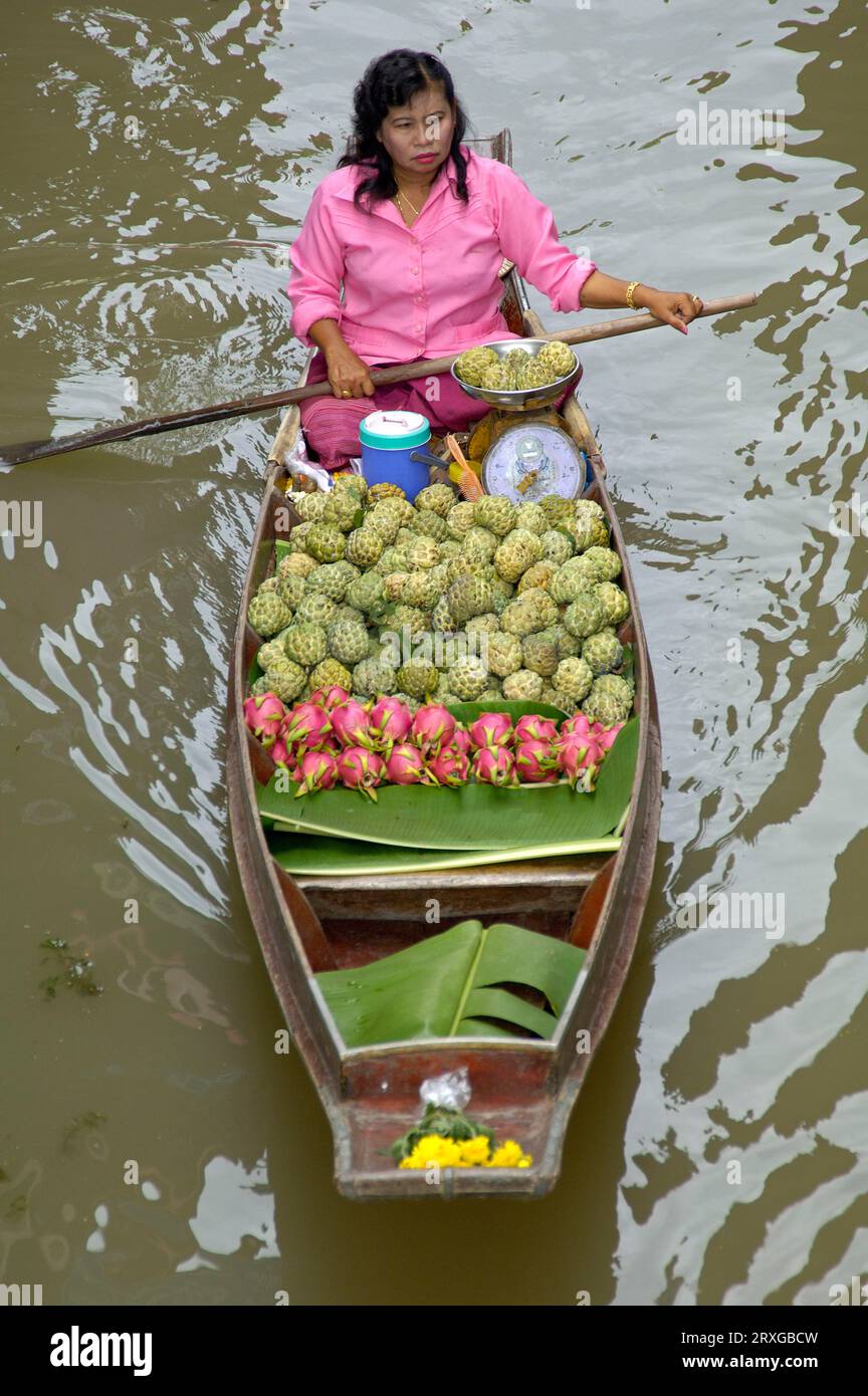 Frau im Boot auf schwimmendem Markt, in der Nähe von Kanchanaburi, Thailand, Frau im Boot auf schwimmendem Markt, in der Nähe von Kanchanaburi, Thailand Stockfoto