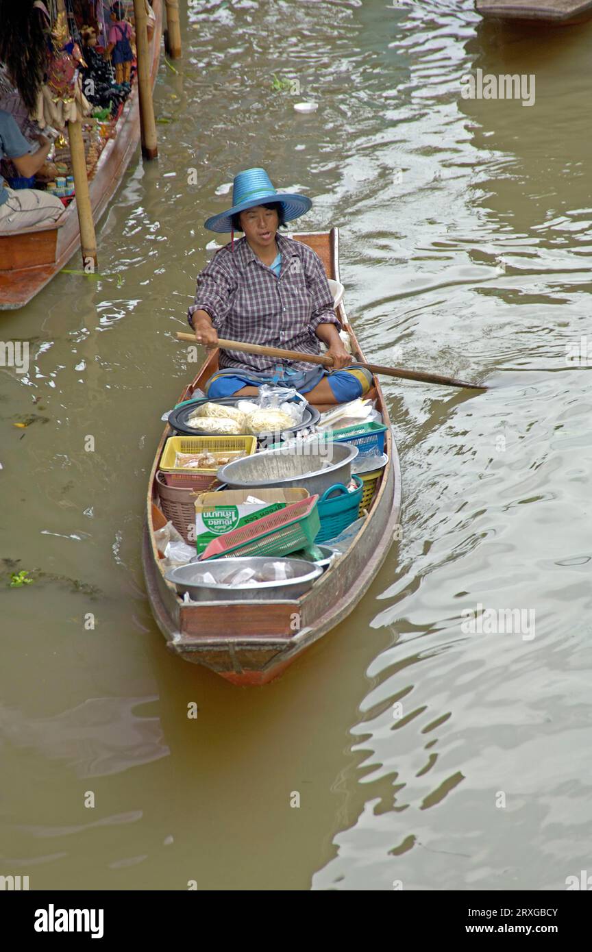 Frau im Boot auf schwimmendem Markt, in der Nähe von Kanchanaburi, Thailand, Frau im Boot auf schwimmendem Markt, in der Nähe von Kanchanaburi, Thailand Stockfoto