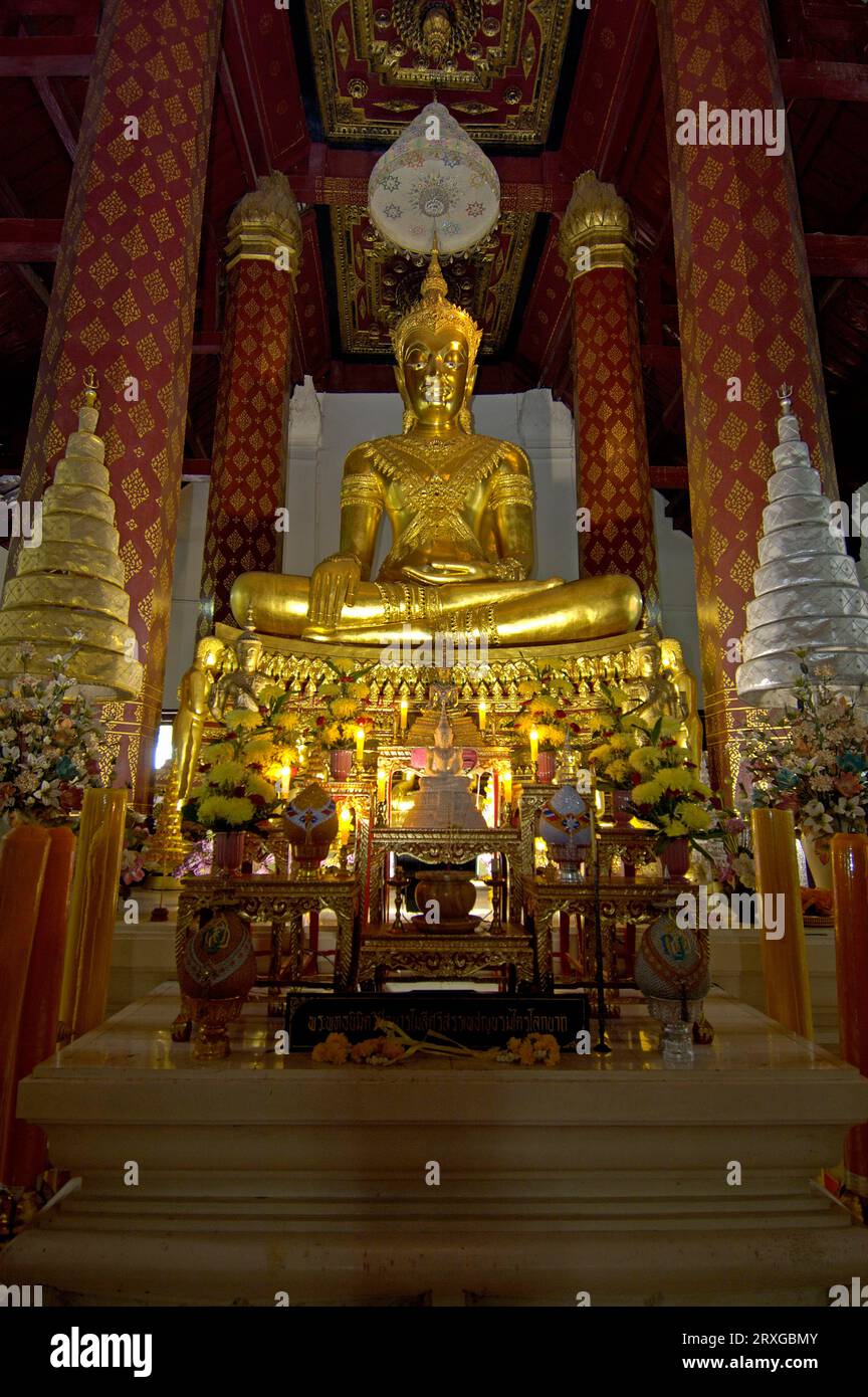 Buddha-Statue, 1400 Jahre, Vihara Phra Mongkol Bophit-Tempel, Ayutthaya, Thailand, Buddha-Statue, 1400 Jahre, 13 m hoch, Vihara Phra Mongkol Bophit Stockfoto