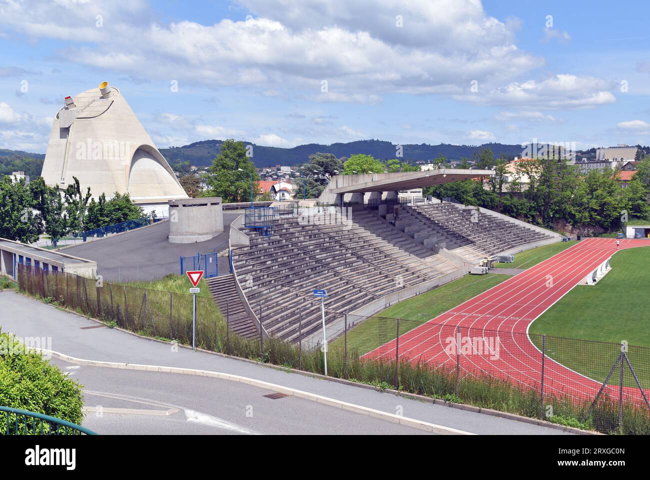 Die Kirche St. Pierre und das Sportstadion in Firminy, Frankreich, Architekt Le Corbusier, Teil eines Masterplans für Firminy-Vert, Green Firminy Stockfoto