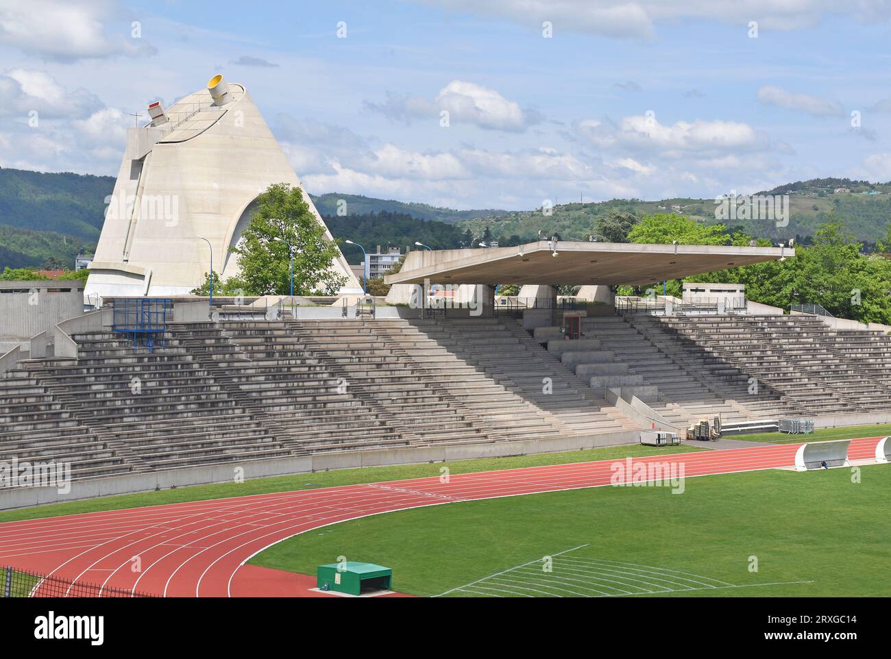 Die Kirche St. Pierre und das Sportstadion in Firminy, Frankreich, Architekt Le Corbusier, Teil eines Masterplans für Firminy-Vert, Green Firminy Stockfoto