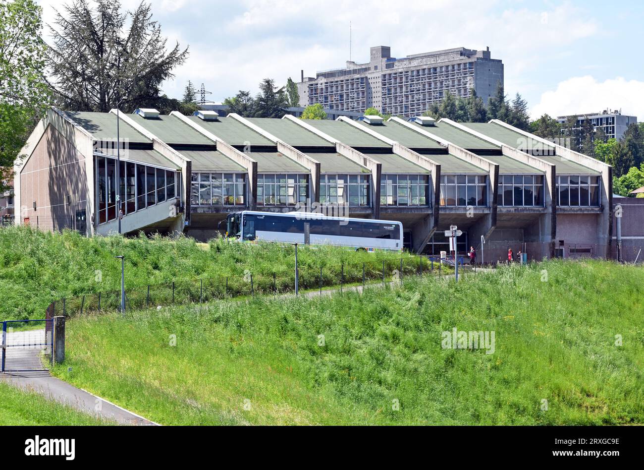 Das Gymnasium in Firminy, Frankreich, Teil des Firminy-Vert masterplans von Le Corbusier, detailliertes Design und Konstruktion von André Wogensky Stockfoto