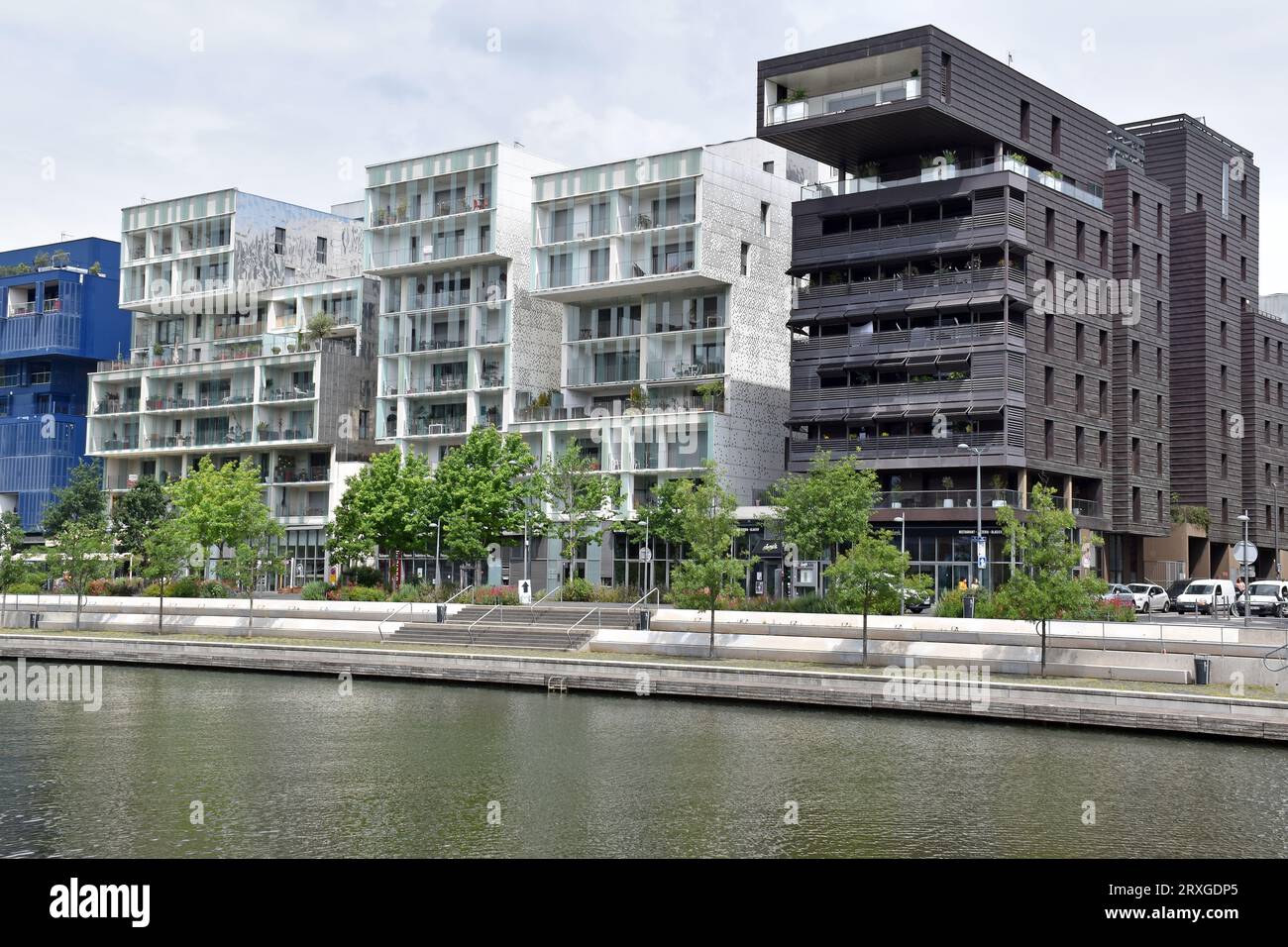 Eine Reihe von Luxuswohnungen im Viertel La Confluence, mit Blick nach Süden auf eine Bootshafthafen an der R Sâone in Lyon, Frankreich Stockfoto