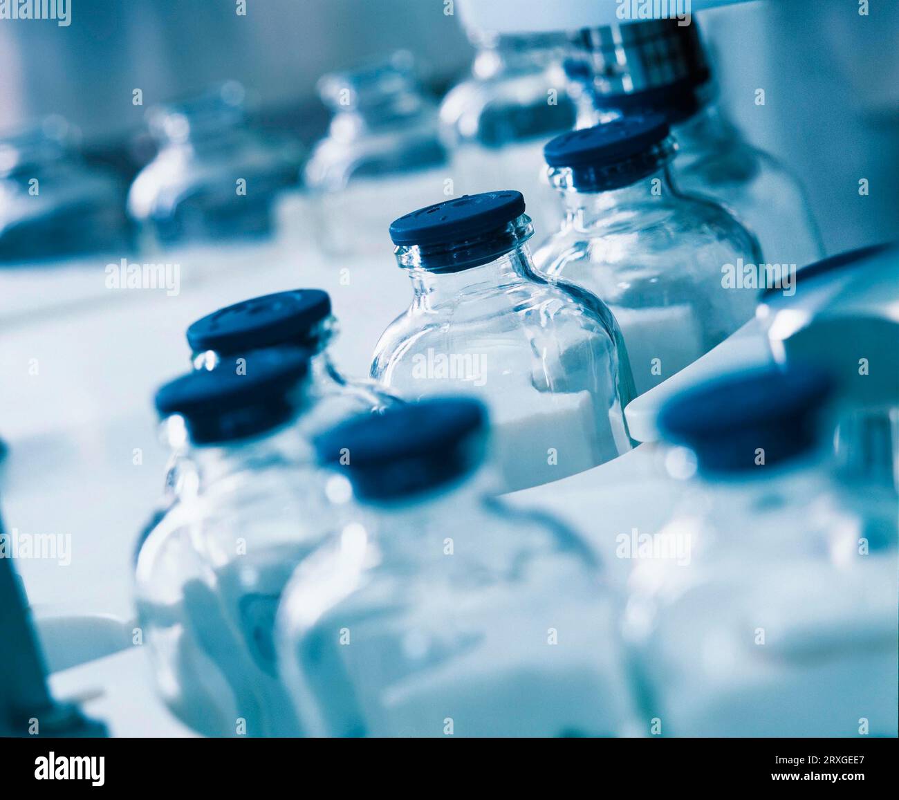 Medizinflaschen, Fläschchen, in der Abfüllmaschine Digitalbild Stockfoto