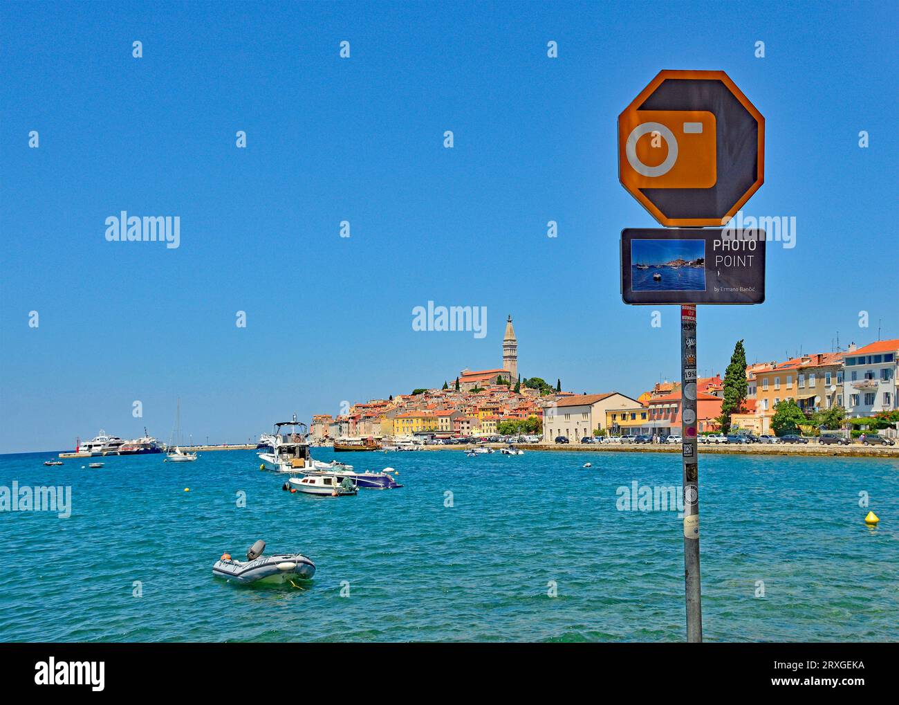 Rovinj, Kroatien - 9. Juli 2023. Ein Schild informiert Besucher und Touristen, dass sie an einem guten Ort sind, um ein klassisches Foto von der Altstadt von Rovinj zu machen Stockfoto