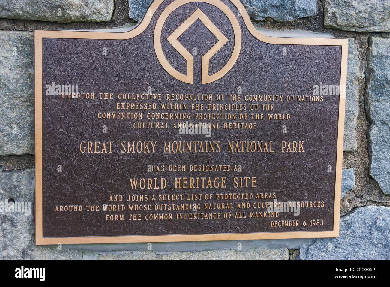Schilder im Great Smokey Mountains National Park, die ökologische und Biosphärenzertifizierungen sowie Auszeichnungen zum Weltkulturerbe enthalten. Stockfoto