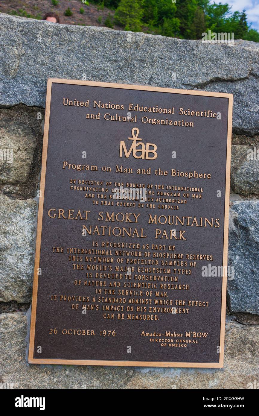 Schilder im Great Smokey Mountains National Park, die ökologische und Biosphärenzertifizierungen sowie Auszeichnungen zum Weltkulturerbe enthalten. Stockfoto