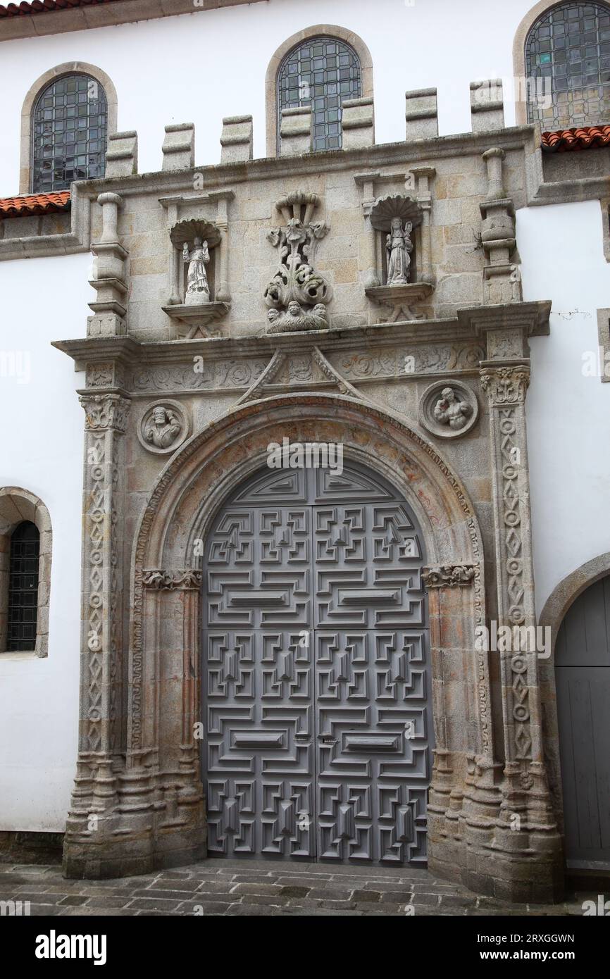 Außentüren im Manuelinstil, der Kirche Santa Clara in Porto, Portugal Stockfoto