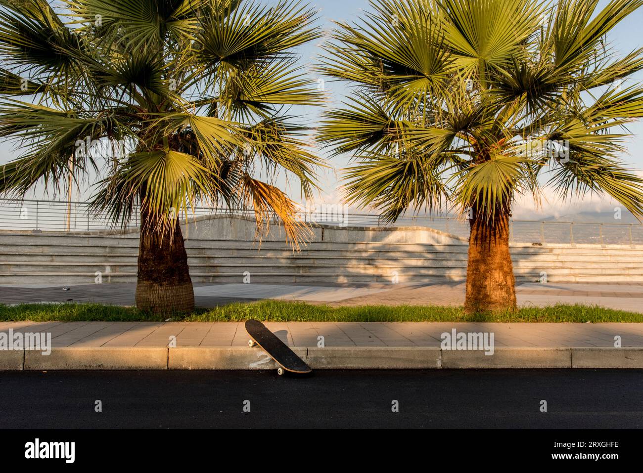 Skateboard in nuova strada deserta Stockfoto