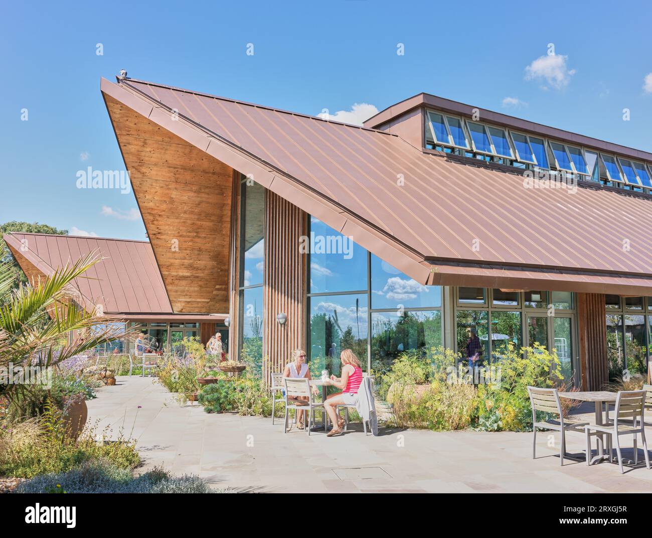 Besucher sitzen im Freien im Café inHyde Hall, Essex, England. Stockfoto
