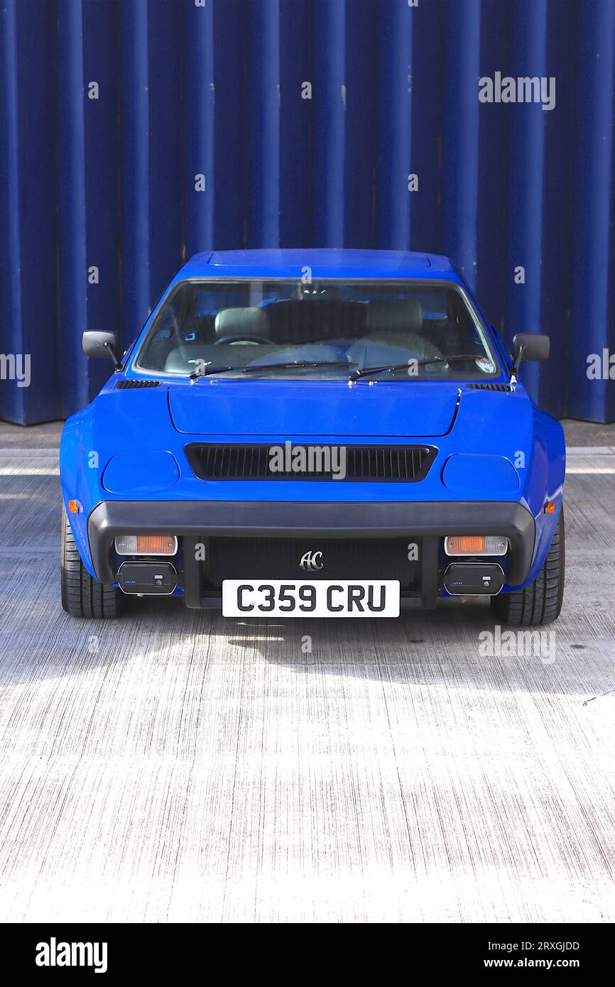 Der AC 3000ME mit Glasfaser-Karosserie und drei Liter V6-Motor ist der letzte, der in der berühmten Thames Ditton-Fabrik von AC hergestellt wurde. Stockfoto