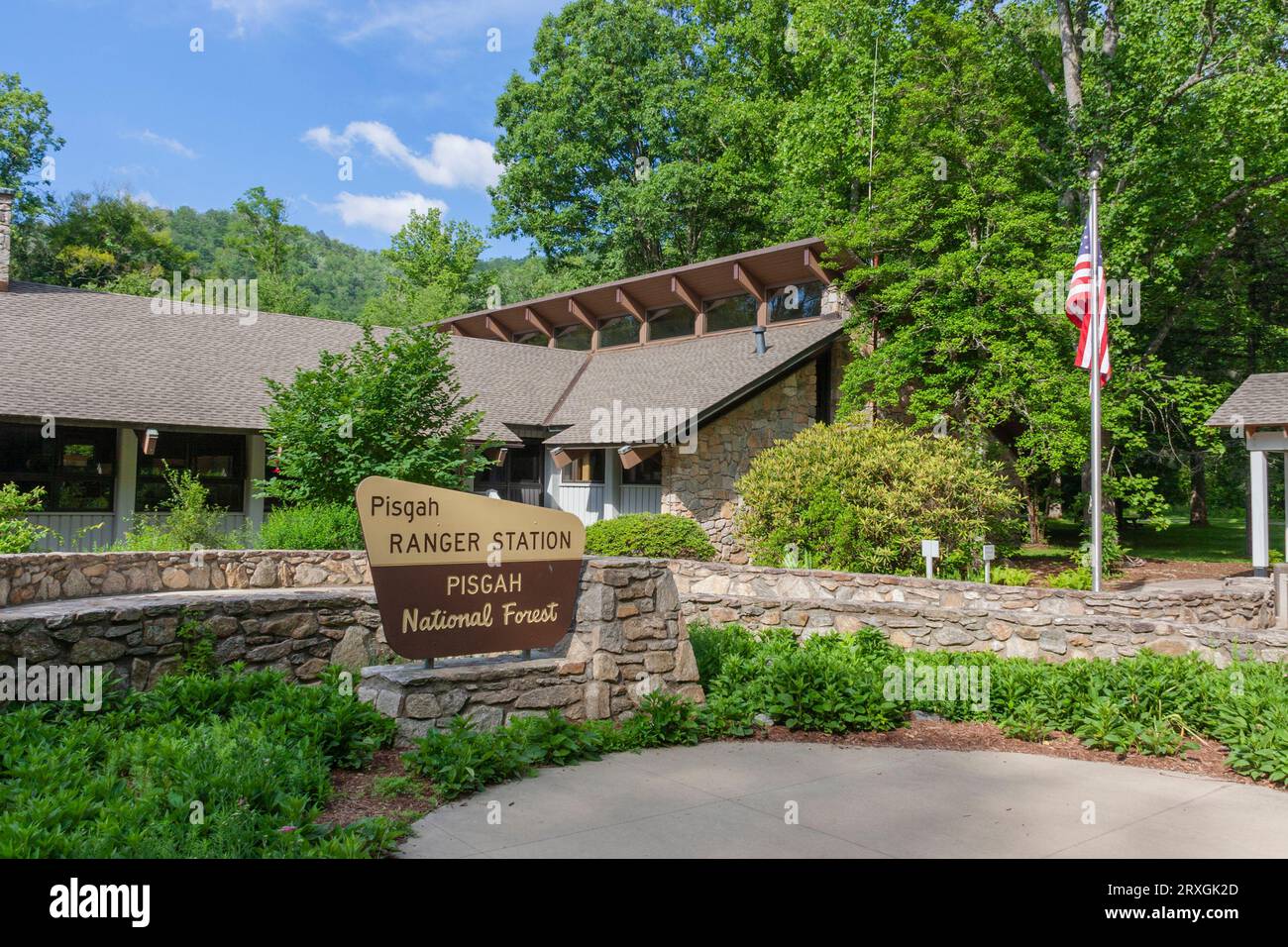 Ranger Station im Pisgah National Forest in North Carolina. In diesem Wald befindet sich das Museum und das Entdeckungszentrum „Cradle of Forestry“. Stockfoto