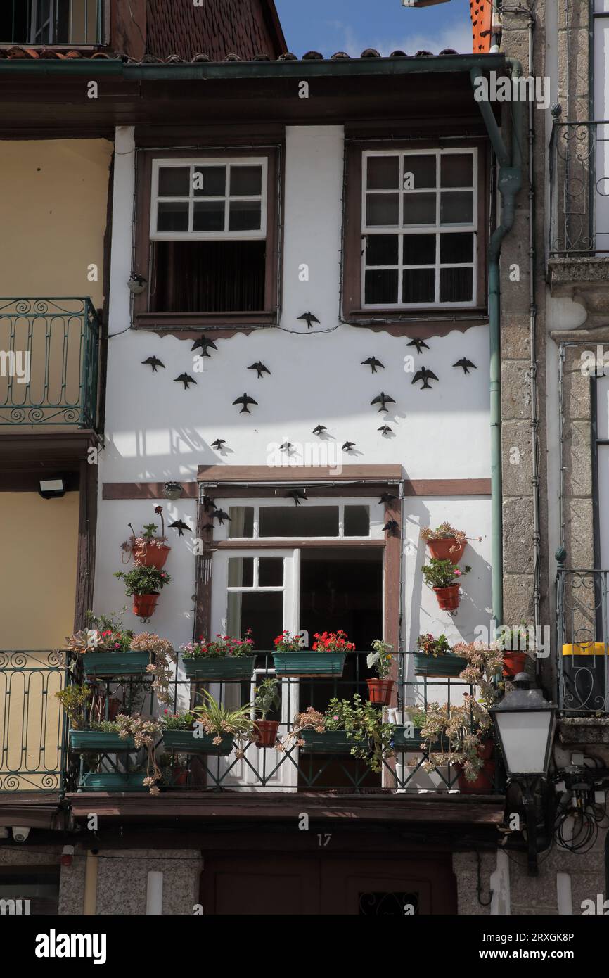 Historische Häuser und Restaurants auf dem Oliveira-Platz im Zentrum von Guimaraes, Nord-Portugal Stockfoto