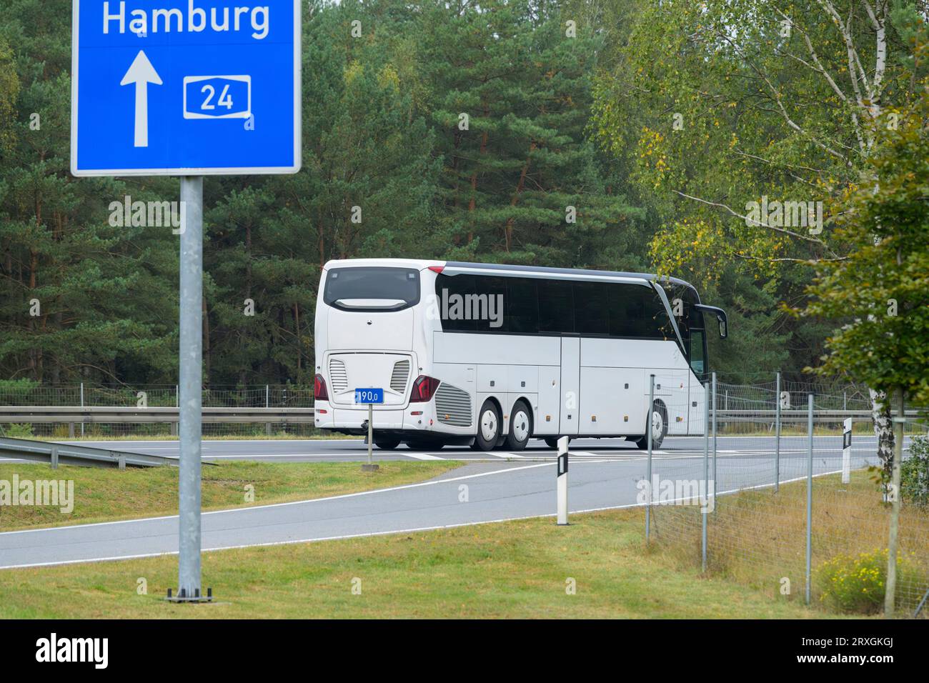 Ein Bus auf der Autobahn ist auf dem Weg nach Hamburg Stockfoto