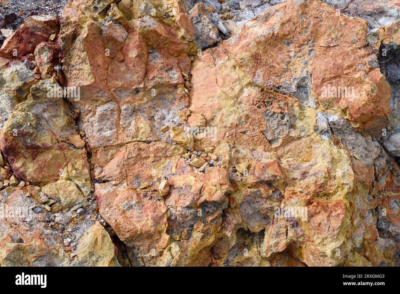 Vulkanische Felsformation Ignimbrit. Die gelben Venen sind aus Jarosite-Mineralien und rötlich aus Goethit. Dieses Foto wurde in Rodalquilar Caldera, Cabo aufgenommen Stockfoto