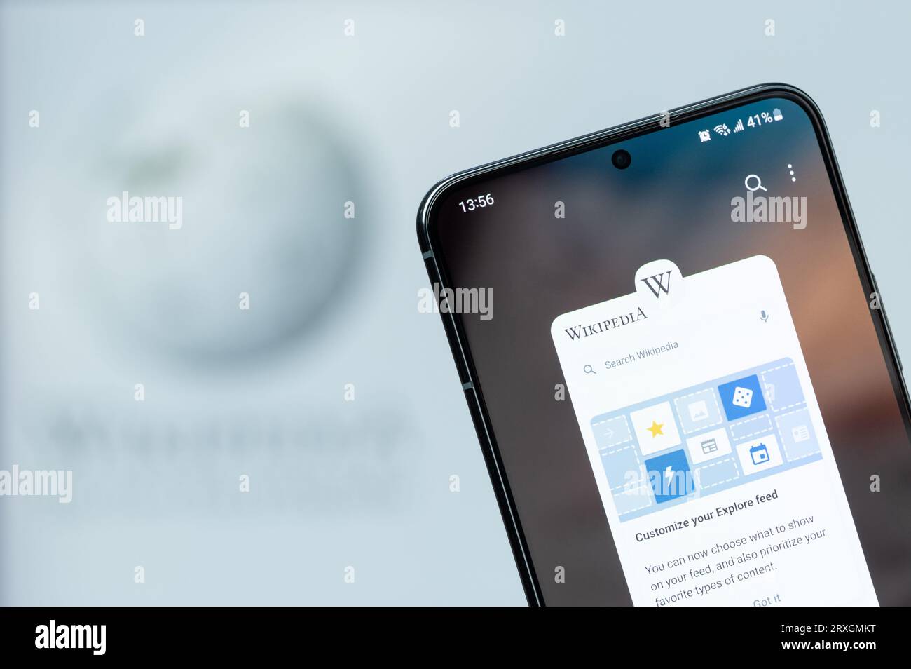 New York, USA – 20. August 2023: Nutzung der mobilen App des Wikipedia-Dienstes auf dem Smartphone-Bildschirm Nahaufnahme mit verschwommenem Logo-Hintergrund Stockfoto