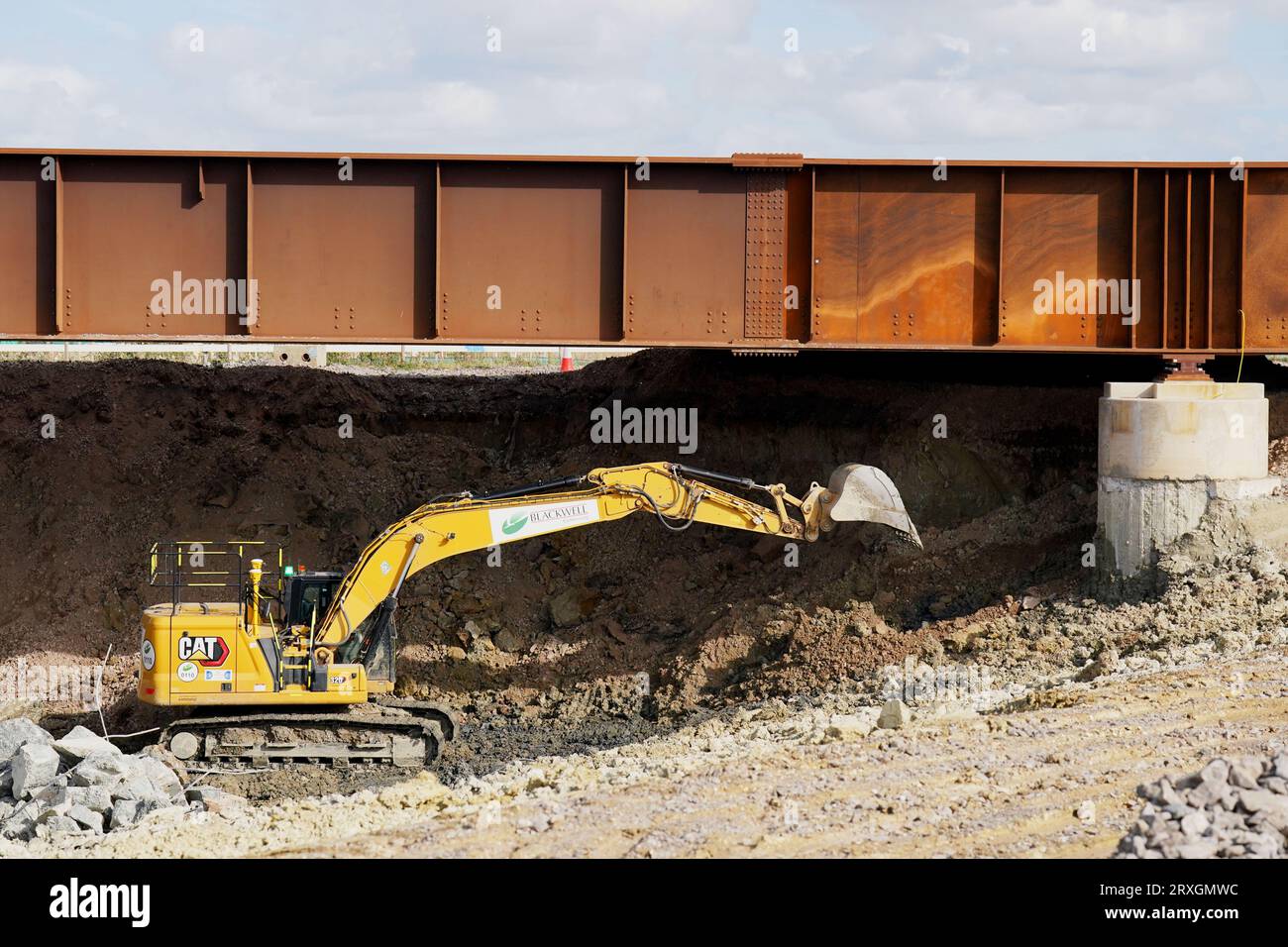 HS2-Bauunternehmer graben ein Gebiet unterhalb eines neu ersetzten Abschnitts der Zweigstrecke Aylsebury bis Princes Risborough aus, das es der Hochgeschwindigkeitsbahn ermöglichen wird, während einer Besichtigung der Baustelle einer neuen Eisenbahnbrücke in Aylesbury, Buckinghamshire, unter die Strecke zu fahren. damit soll HS2 unter der Strecke zwischen Aylesbury und Princes Risborough gebaut werden können. Die Schienen-Upgrades für HS2 haben die Halbwertsmarke erreicht. Bilddatum: Montag, 25. September 2023. Stockfoto