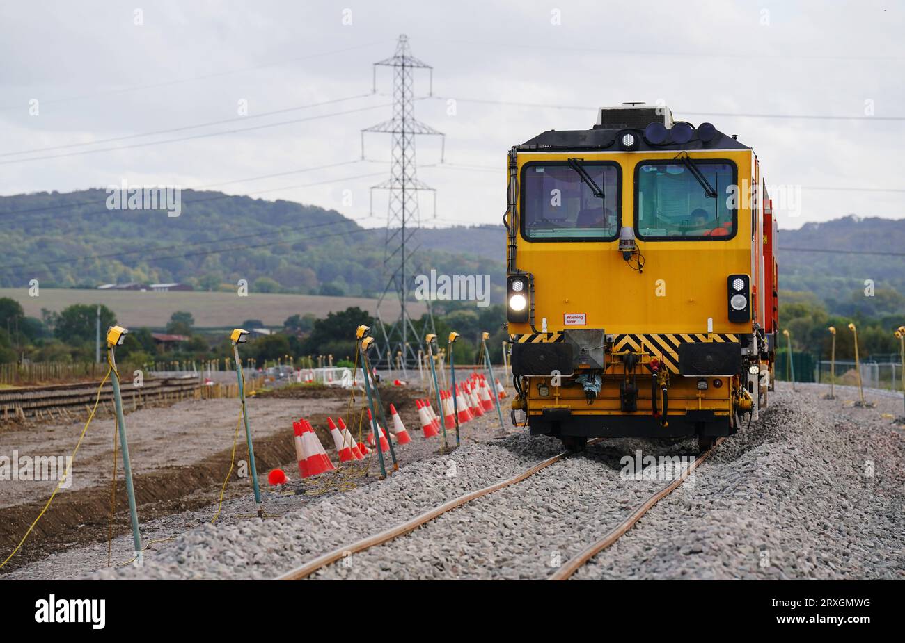 Auf einem neu ersetzten Abschnitt der Zweigstrecke von Aylsebury nach Princes Risborough liegt eine Bahndampfmaschine, die es der HS2-Bahn ermöglichen wird, während einer Besichtigung der Baustelle einer neuen Eisenbahnbrücke in Aylesbury, Buckinghamshire, unter die Strecke zu fahren. damit soll HS2 unter der Strecke zwischen Aylesbury und Princes Risborough gebaut werden können. Die Schienen-Upgrades für HS2 haben die Halbwertsmarke erreicht. Bilddatum: Montag, 25. September 2023. Stockfoto