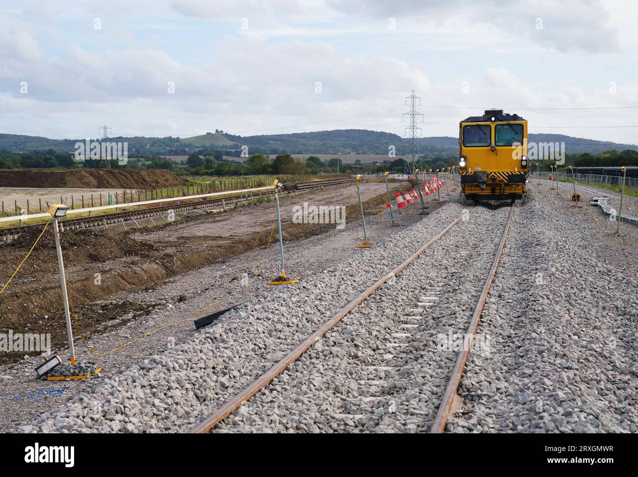 Auf einem neu ersetzten Abschnitt der Zweigstrecke von Aylsebury nach Princes Risborough liegt eine Bahndampfmaschine, die es der HS2-Bahn ermöglichen wird, während einer Besichtigung der Baustelle einer neuen Eisenbahnbrücke in Aylesbury, Buckinghamshire, unter die Strecke zu fahren. damit soll HS2 unter der Strecke zwischen Aylesbury und Princes Risborough gebaut werden können. Die Schienen-Upgrades für HS2 haben die Halbwertsmarke erreicht. Bilddatum: Montag, 25. September 2023. Stockfoto