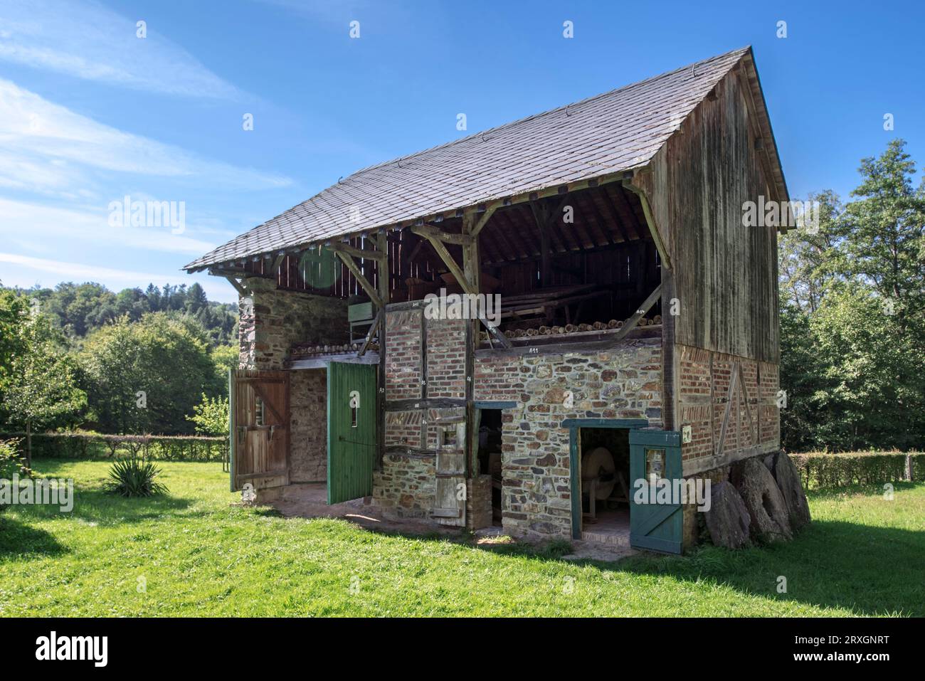 Scheune aus dem 19. Jahrhundert in der Domaine du Fourneau Saint-Michel, Freilichtmuseum des wallonischen ländlichen Lebens in Saint-Hubert, Luxemburg, Belgische Ardennen, Belgien Stockfoto