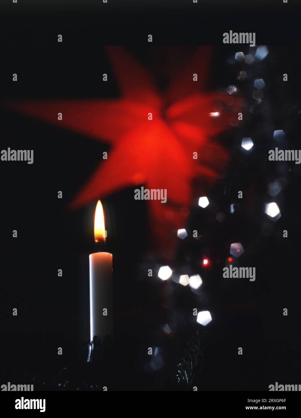 Kerzenlicht im weihnachtsbaum mit Stern im Hintergrund Stockfoto
