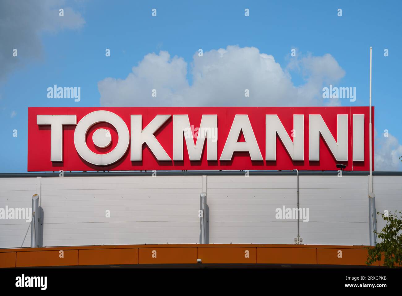 Tokmanni-Logo vor dem Tokmanni-Geschäft in Hollola, Finnland. Juli 30, 2023. Stockfoto
